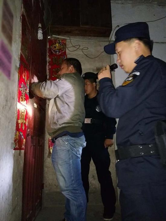 伊春粗心妈妈误将幼女锁家中 民警全城寻开锁师傅开门