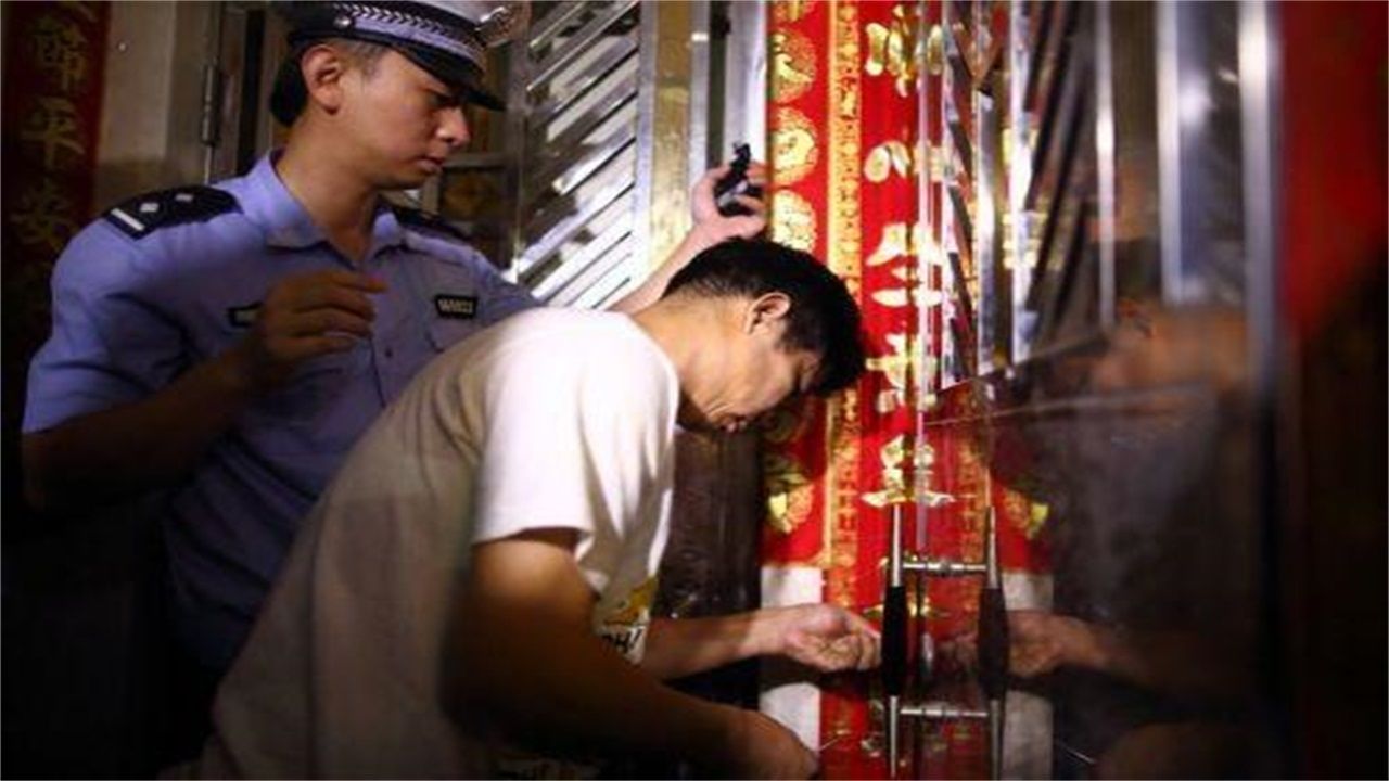 伊春请开锁师傅开了锁后，师傅为什么一般都不进门，就算主人请也不进去？